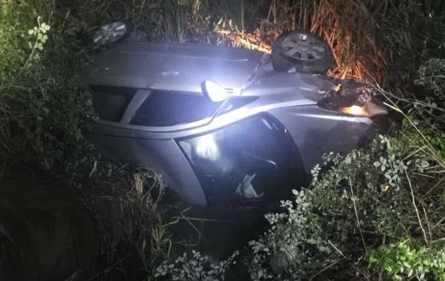 Aksident në rrugët Tiranë-Durrës: Kamioni godet makinën dhe e hedh në kanal, dy të plagosur