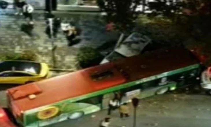 Aksident në Tiranë/ Biçikleta i pret rrugën, autobusi humb kontrollin, merr para makinat e parkuara
