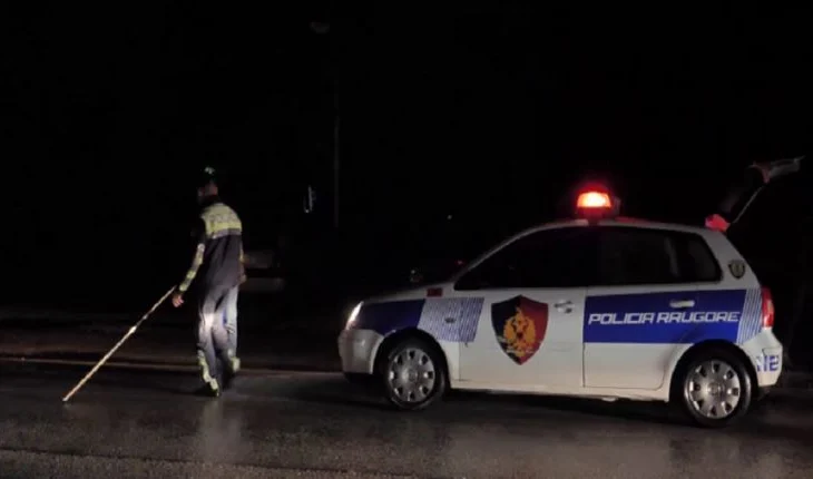 Aksident tragjik në Peqin-Rrogozhinë/ Automjeti përplas për vdekje një grua