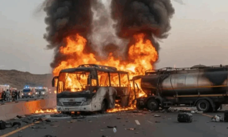 Aksident tragjik pranë Medinës, autobusi me pelegrinë përfshihet nga flakët pas përplasjes me autobotin, dhjetëra të vdekur