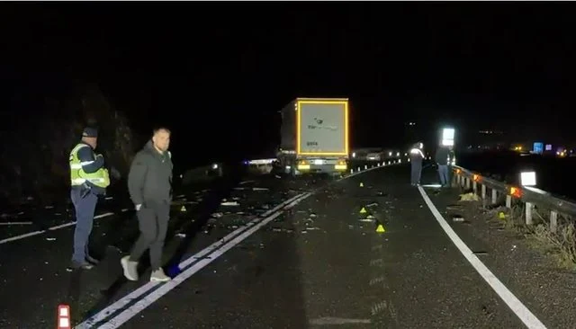 Aksidenti në Rrugën Kombit! Arrestohen shoferët, përplasja fatale mes dy kamionëve i merr jetën të riut 24-vjeçar