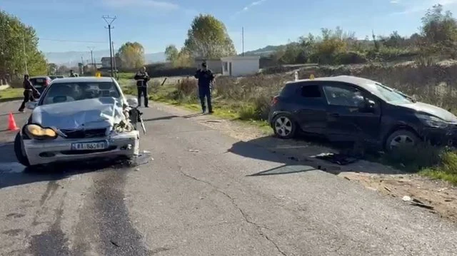 Aksidentohen dy automjete në aksin Fier-Roskovec, katër persona përfundojnë me urgjencë në spital
