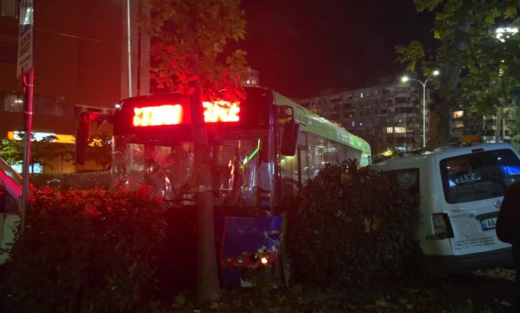Aksidentohet autobusi në rrugën e Kavajës në kryeqytet(FOTO)