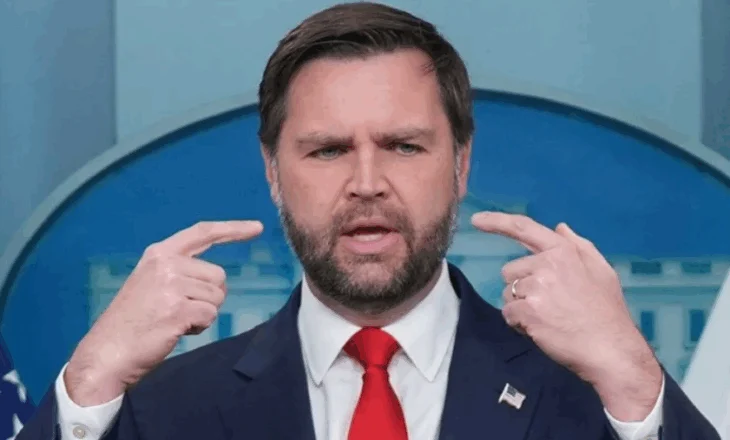 Aksidentohet autokolona e J.D Vance, një oficer policie në gjendje të rëndë