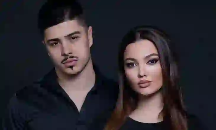 Aksidentohet çifti i këngëtarëve shqiptar