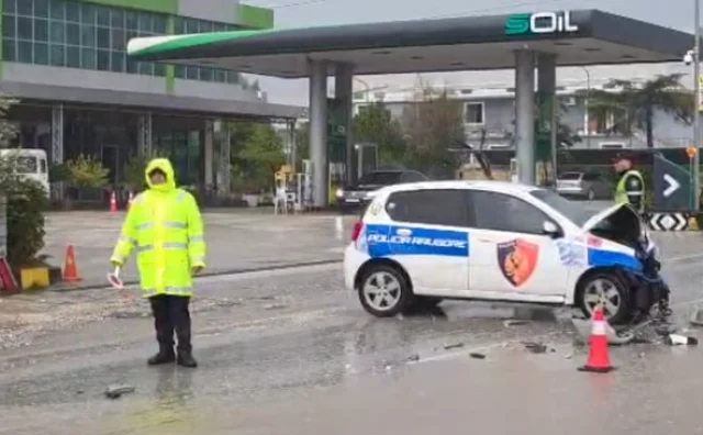 Aksidentohet makina e policisë, plagosen dy efektivët dhe një grua