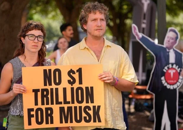 Aksionarët e Teslës besnikë ndaj Elon Musk pavarësisht polemikave me Donald Trump, pse investitorët janë të lumtur t’i paguajnë atij 1 trilion dollarë
