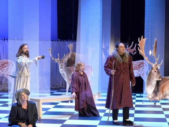 Aktorët e Teatrit Kombëtar me veprën e Shekspirit“Si ta doni”në skenë