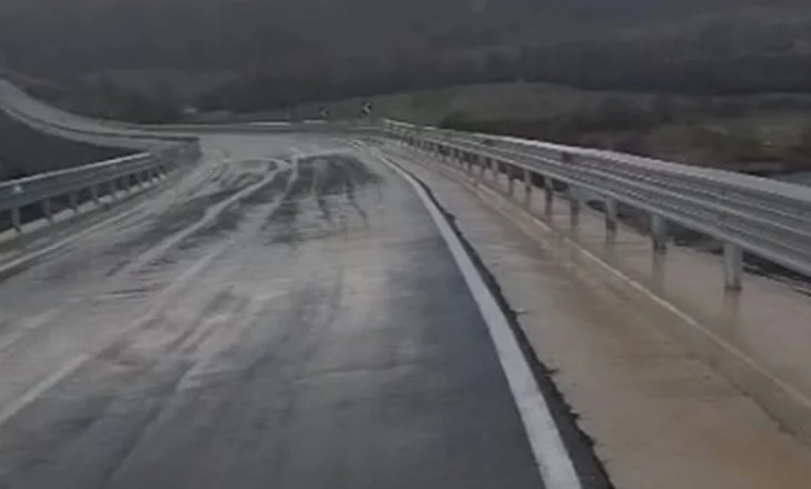 Alarm në aksin Korçë–Ersekë, plasaritje të thella në të njëjtin vend ku rrëshqiti toka një vit më parë