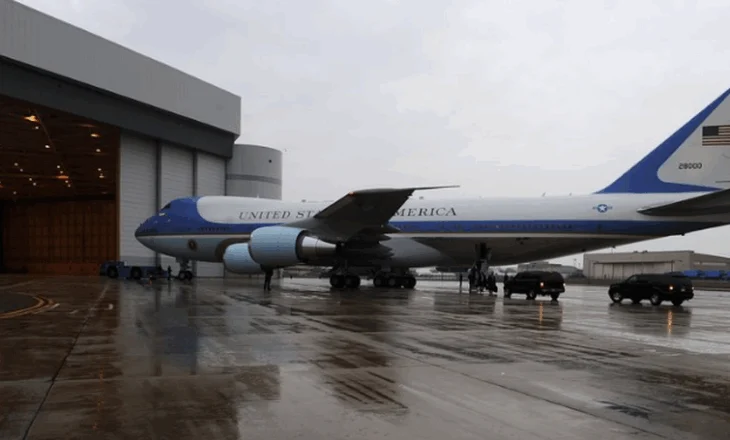 Alarm në bazën amerikane ku qëndron avioni Presidencial, stafi u sëmur pasi hapën pakon me pluhur të bardhë