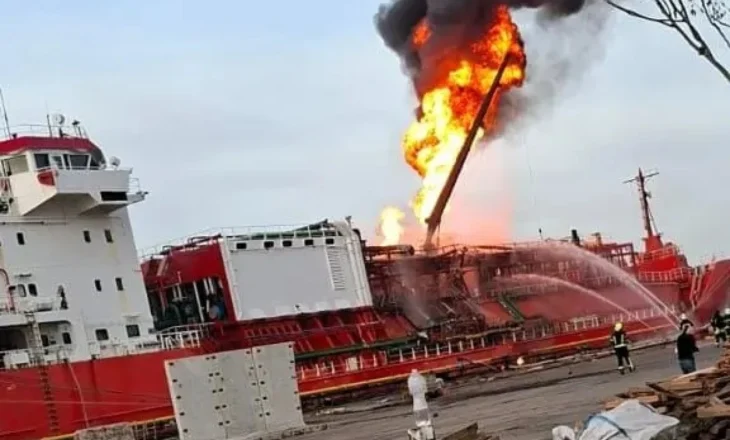 Alarm në kufirin rumuno-ukrainas, evakuohet fshati  pas sulmit të Moskës në portin e Odesës! Anija në flakë rrezikon të shpërthejë