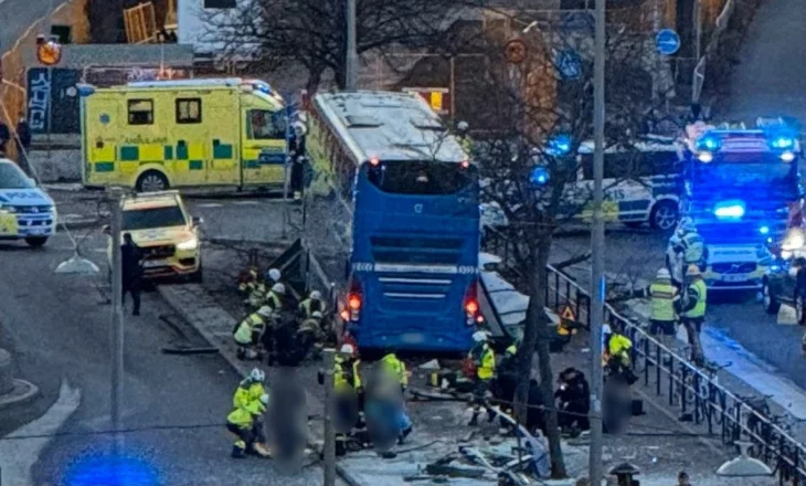 Alarm në Stokholm, autobusi përplaset në qendër të qytetit, plagosen disa persona
