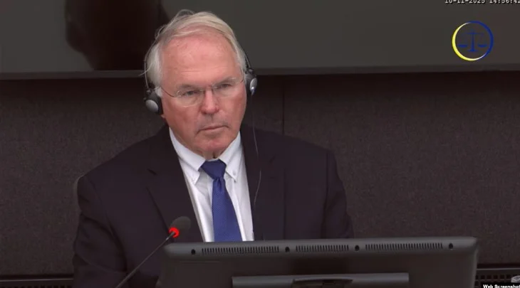 Ambasadori Hill dëshmon në Hagë, diplomati amerikan pyetet për raportet me UÇK dhe liderët e saj 