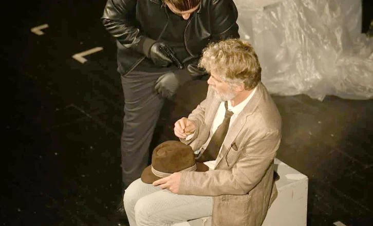 “Amerikan” në “Skampa”, një komedi e zezë bashkëkohore, që eksploron marrëdhëniet njerëzore, në situata ekstreme