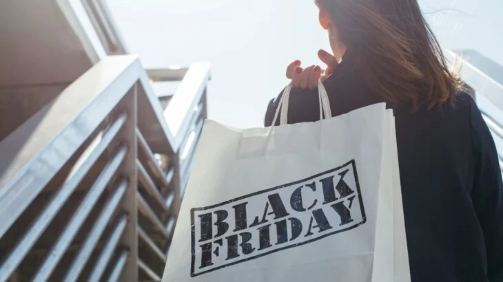 Amerikanët shpenzojnë 11.8 miliardë dollarë për Black Friday