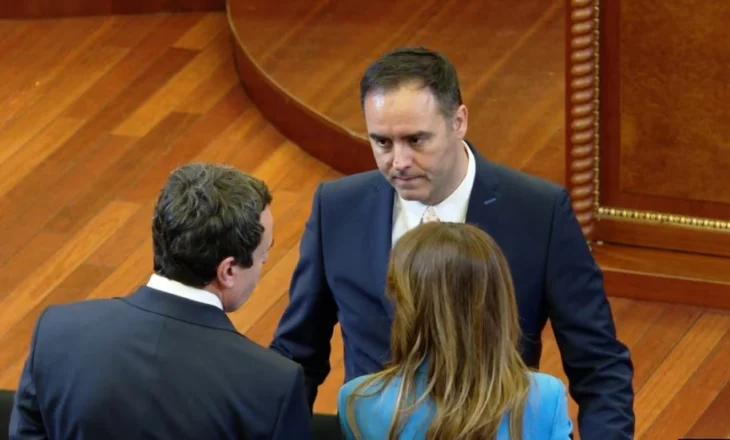 Analiza e REL: Diskutimet për Qeverinë, çfarë e pret Kosovën ditët në vijim?