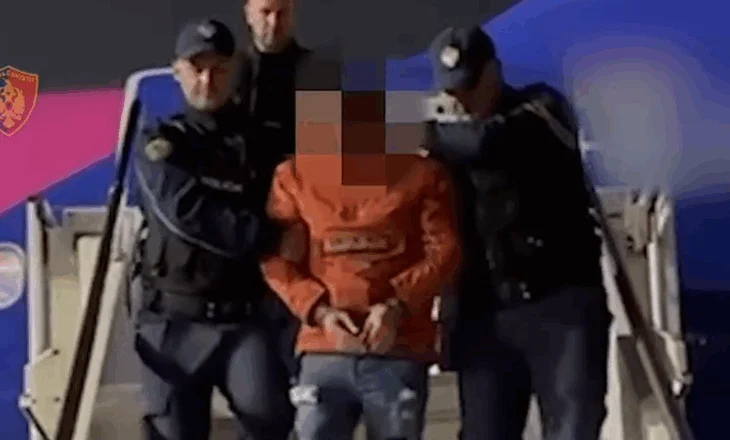 Anëtari i grupit të ‘Vis Pojës’ u ekstradua! Emri Hysenaj në ‘Sky Ecc’: 7 buk kam humb, me ja futë një plumb në kokë…