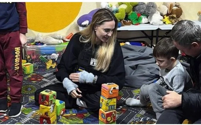 Angelina Jolie shkon në Kherson të Ukrainës për të takuar fëmijët që jetojnë mes luftës