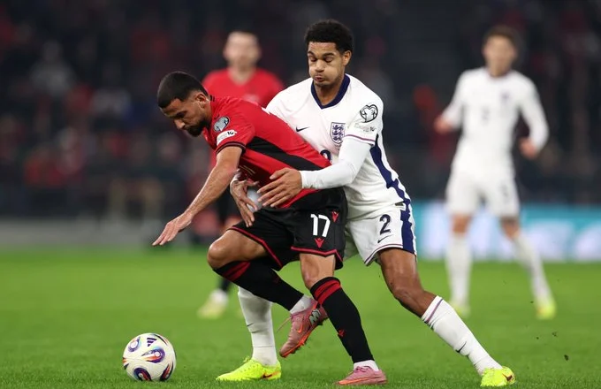 Anglia bën Anglinë, Kejn rrëzon fortesën kuqezi