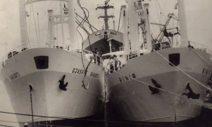 Anijet tregtare braktisin flamurin shqiptar