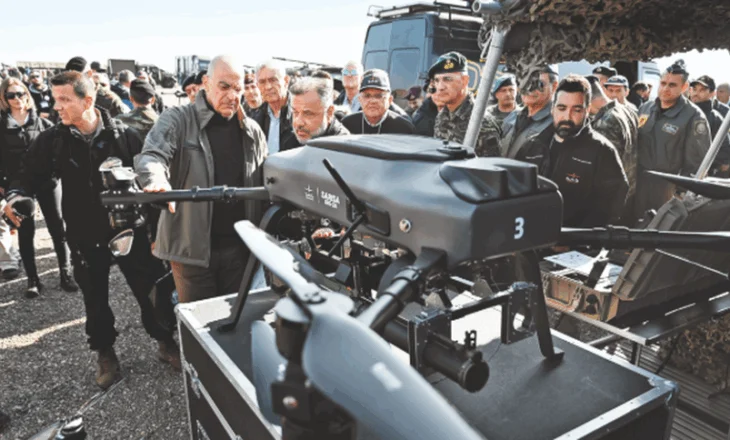 ‘Arma e ushtarit grek nuk është më pushka, por droni’, Dendias: Egjeun do ta mbyllim nga toka