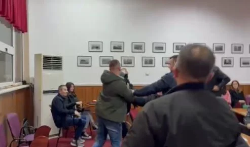 Arrestimi i 27-vjeçarit në Bashkinë e Pogradecit/ Banorët në protestë: Lironi Kevin Muçollarin