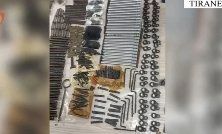 Arrestohet 46-vjeçari në Tiranë, që përdorte taksinë e tij për të furnizuar grupet kriminale me armë dhe drogë