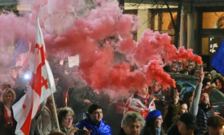 Arrestohet lideri i opozitës në Gjeorgji, tentoi t’i vendoste zjarrin gjykatës, plagos edhe policin