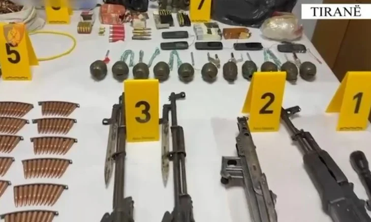 Arsenali në Fushë-Krujë, policia: U gjetën 3 kallëpe tritol, 12 granata dore, 4 armë zjarri, 6 mijë fishekë, lëndë plasëse dhe mbi 2 kg kanabis