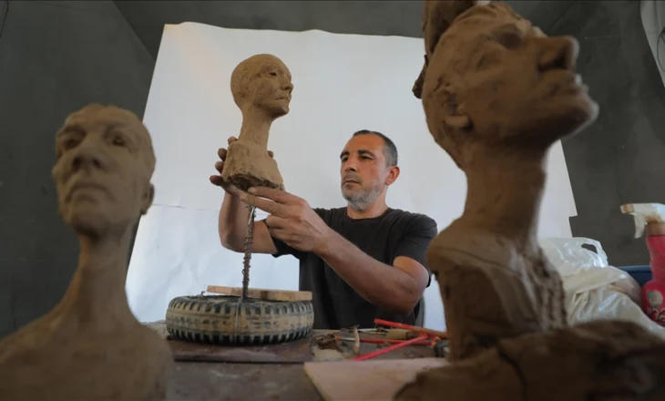 Artisti palestinez pasqyron jetën e popullit të Gazës nën sulmet izraelite