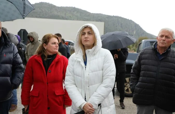 “Asnjë mbështetje nga shteti”/Moti i keq u dëmtoi prodhimet, Zhupa pjesë e protestës së fermerëve: Janë lënë në mëshirë