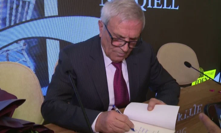 “Asnjë trokitje në qiell”, Namik Dokle promovon romanin e tij më të ri në Panairin e Librit