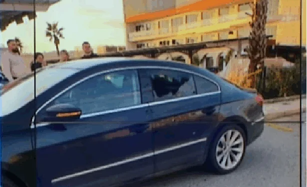 Atentati ne Rinas/ Plumbat goditën edhe makinën e një të riu që priste nënën në Rinas