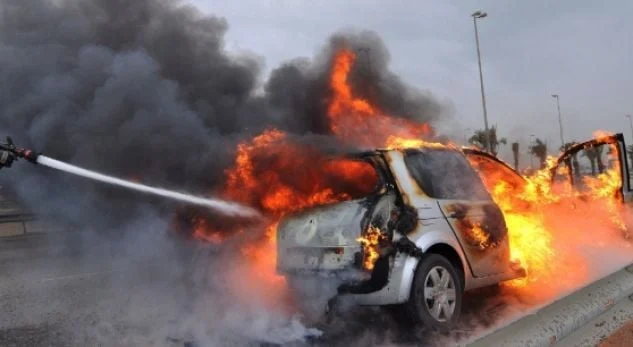 Atentati, policia reagim zyrtar: Mjeti i djegur në fshatin Halil tip “Toyota”, dyshohet se u përdor për ngjarjen në Rinas. U gjetën 4 armë..