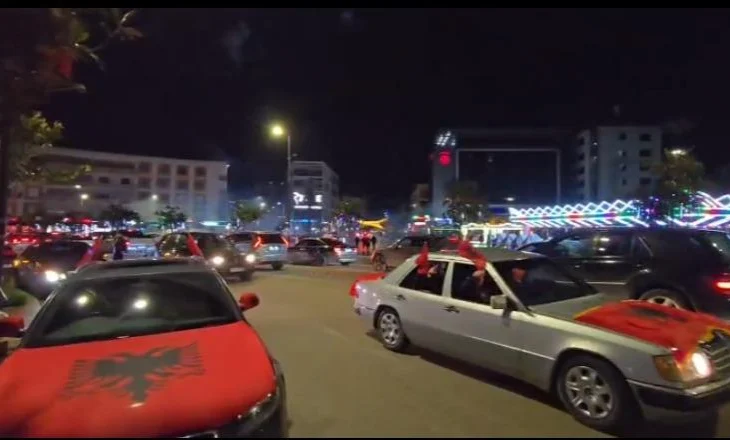 Atmosferë elektrizuese në Fier në Ditën e Pavarësisë