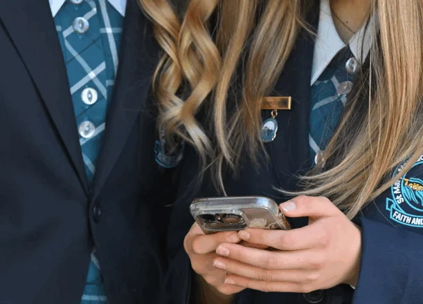 Australia vendos masën e rreptë, nis heqja e përdoruesve nën 16 vjeç nga rrjetet sociale. Si do të veprojë Meta