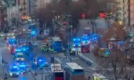 Autobusi përplaset me stacionin në Suedi, raportohet për viktima dhe të plagosur