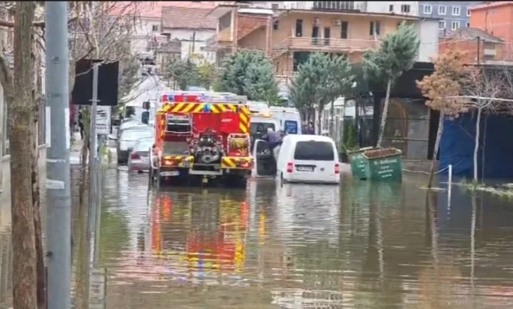 Automjetet vështirësi për të qarkulluar/ Moti keq, prej një jave terminali i autobusëve në Bulqizë nën pushtetin e ujit