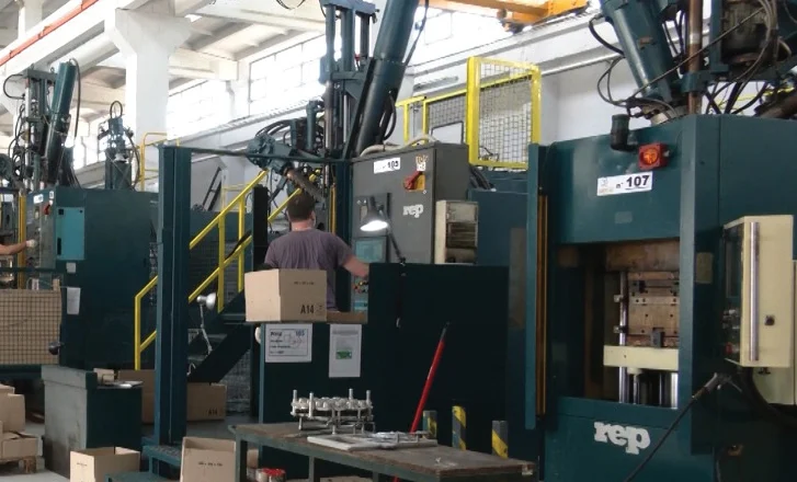 Automotivja, mes sfidave lokale dhe rreziqeve të tregut global