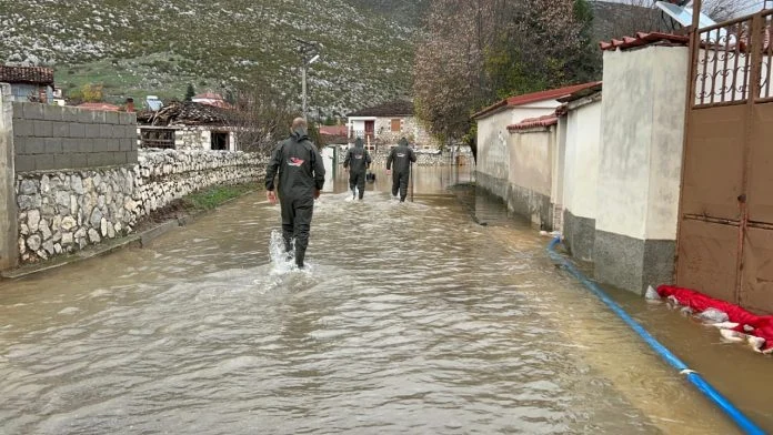 Autoritetet: Sot dhe nesër intensitet i lartë reshjesh, mundësi vërshimesh në zonat urbane