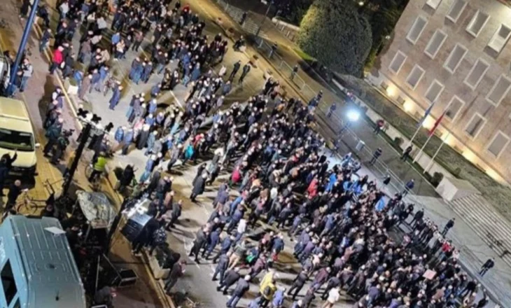 Balla ironizon protestën: “Krushqit s’erdhën, u lodhën nga dasma e javës së shkuar”