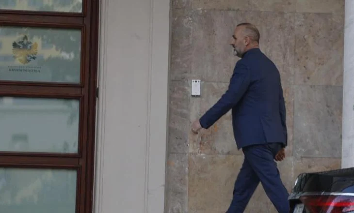 Balluku prej 3 orësh në kryeministri, mbërrin ‘urgjentish’ edhe Ulsi Manja, çfarë po ‘gatuhet’?