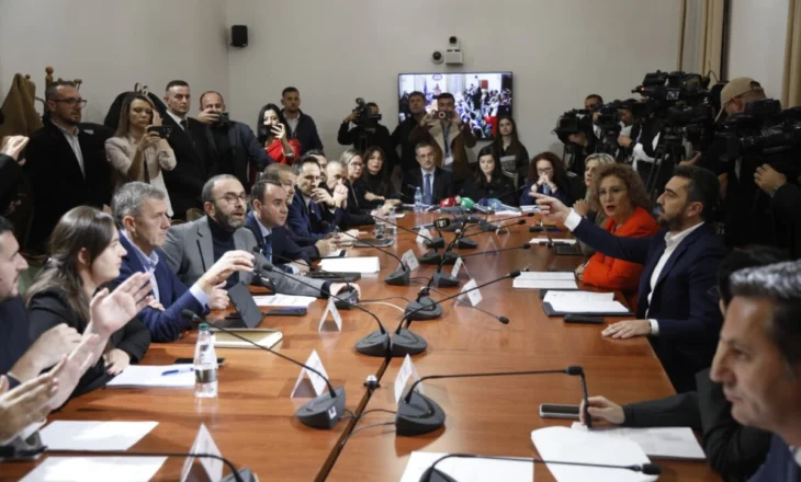 ‘Balluku që vjedh më shumë ka tre poste’, Balliu – mazhorancës: Ju më shumë sesa ne doni ta shihni ministren në burg