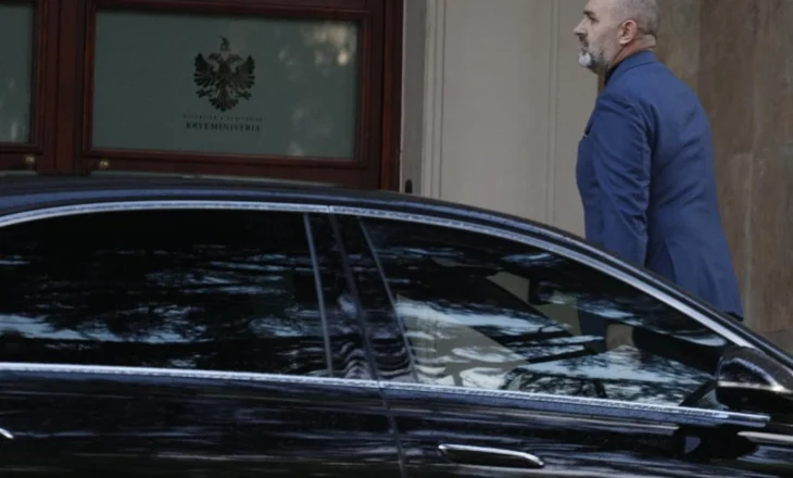 Balluku tre orë në Kryeministri! Edhe Ulsi Manja shkon në godinë