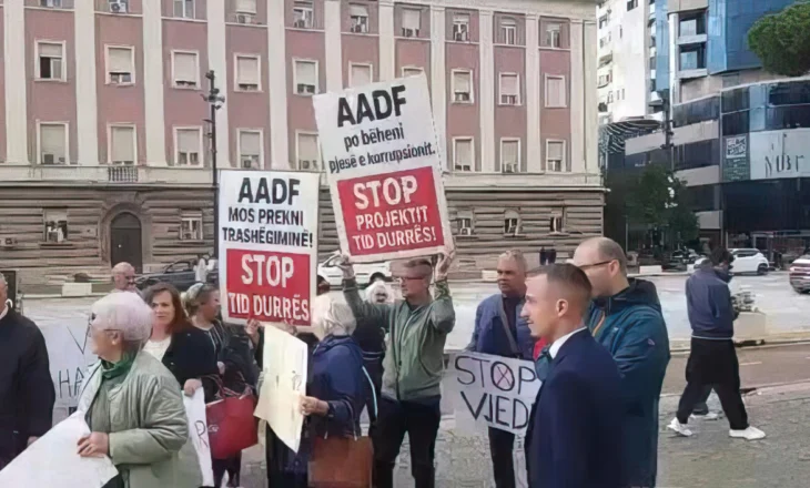 Banorët e Durrësit protestë te Kryeministria: Po na nxjerrin nga shtëpitë për një lulishte