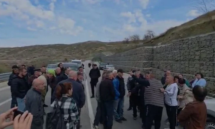 Banorët e fshatit Kalivaç bllokojnë Qukës-Qafë Plloçë, kërkojnë ndryshimin e projektit të rrugës