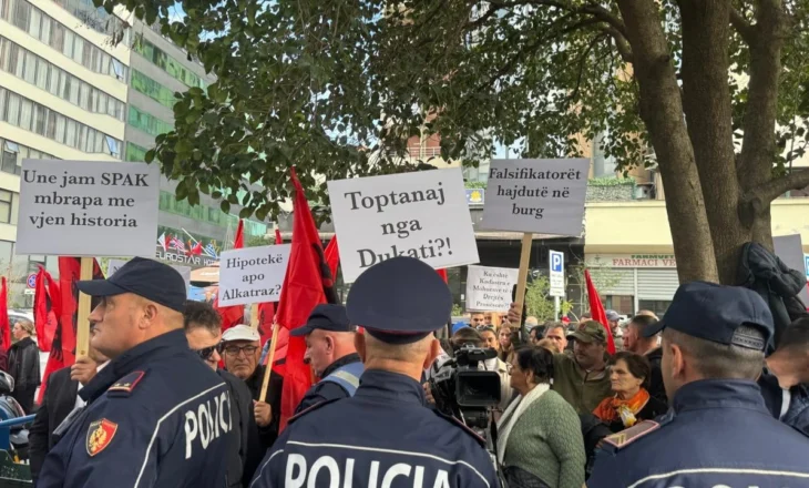 Banorët e Tragjasit, Orikumit dhe Dukatit protestë para SPAK/ Kallëzim për tokat: Kërkojmë hetim edhe nga SHBA, të përfshirë ish-zyrtarë amerikanë