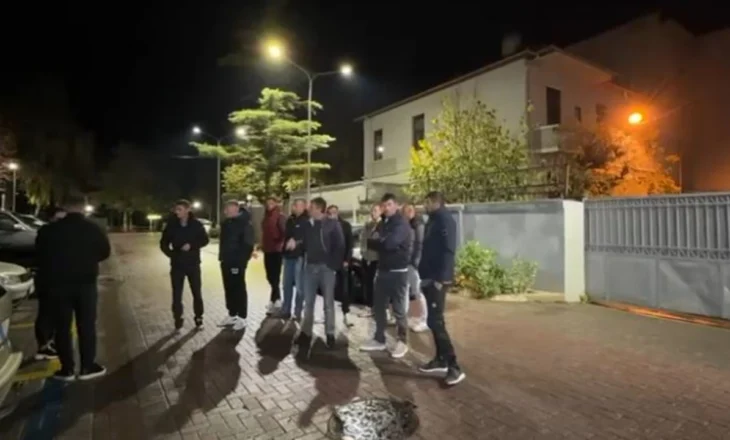 Banorët mblidhen tek Komisariati i Pogradecit, kërkojnë lirimin e 27-vjeçarit që u përplas tek Bashkia: Mbrojti interesin publik