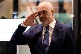 Banorët në rrezik”/ Gurët në asfalt, të tjerë rrezikojnë të bien në Tropojë