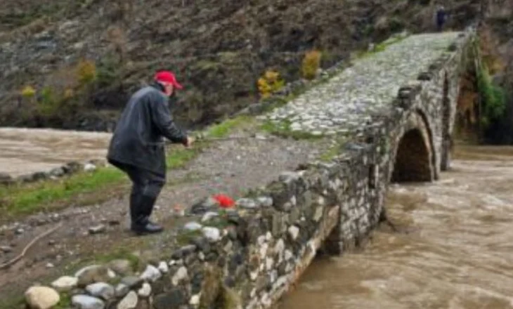 Banorët të alarmuar/ Ura Antike e Kamarës rrezikon shembjen